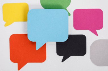 Beyaz Arkaplana Karşı Renkli Konuşma Baloncukları: İletişim Kavramı