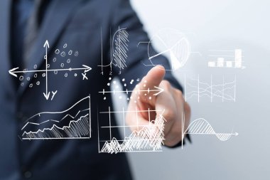 İş Adamı Veri Tablolarını Analiz Ediyor