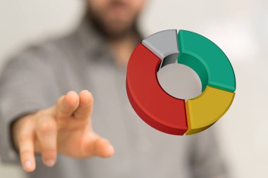 Renkli bir pasta grafiğine dokunan adam, iş başarısını temsil ediyor..