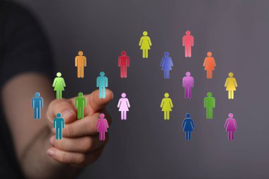 Renkli insan simgeleriyle gösterilen çeşitli topluluk konsepti