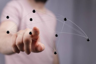 İnsanın eli dijital ağ bağlantılarını, gelecekteki yenilikleri işaret ediyor