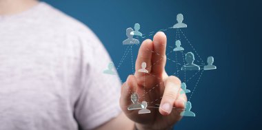 İnsan, bağlantı ve birliği temsil eden dijital ağ kavramına dokunur