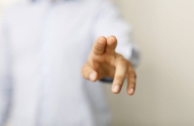 İnsan eli dokunur ya da bastırır, parmak hareketi konsepti