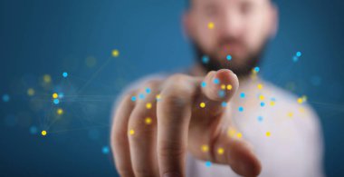 Dijital Ağ Bağlantısına Dokunan Adam