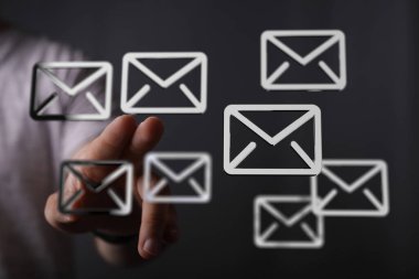 Çoklu E- posta Yönetimi: E- posta Simgeleri ile Bir El Etkileşimi