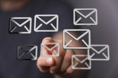 Dijital Arayüzde E- posta Simgesi Seçen Adam