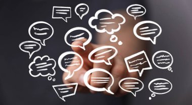 Yüzen Konuşma Baloncuklarına El Gösterimi: İletişim Konsepti