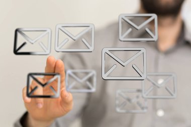 Çoklu E- posta Yönetimi: Bir Adam Gelen İletisini Seçer