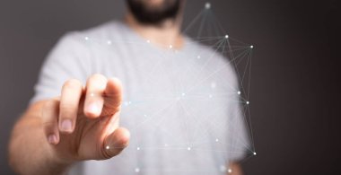 Dijital Ağ Bağlantısıyla Etkileşen Adam