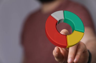 İş verilerini ve istatistikleri analiz eden adam 3D pasta grafiğine sahip.