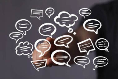 Yüzen Konuşma Baloncuklarına El Gösterimi: İletişim Konsepti