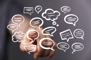 Yüzen Konuşma Baloncuklarına El Gösterimi: İletişim Konsepti