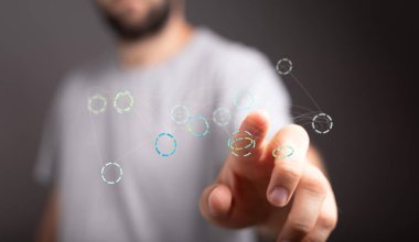 Ağ Veri Görselleştirmesiyle Etkileşen Adam