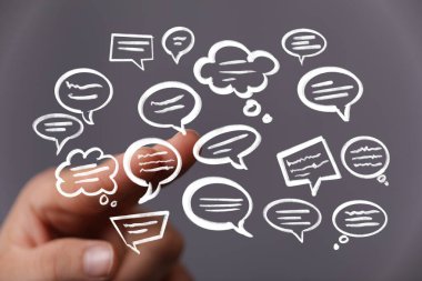 Yüzen Konuşma Baloncuklarına El Gösterimi: İletişim Konsepti