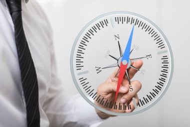 Kuzeyi gösteren pusulası olan profesyonel bir iş adamı, yönü gösteriyor.
