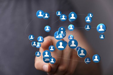 İnsan simgeleri ve dijital iletişim ile bağlantılı ağ kavramı