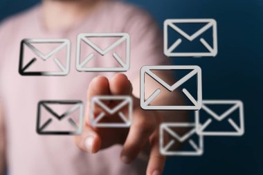 Çoklu E- posta Yönetimi: Bir Kişinin Parmağı E- posta Simgeleriyle Etkileşim