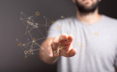 Dijital Ağ Bağlantısıyla Etkileşen Adam