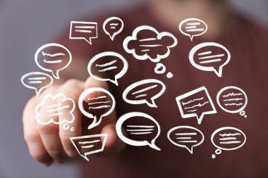 Yüzen Konuşma Baloncuklarına El Gösterimi: İletişim Konsepti