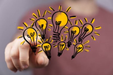 Parlak Fikirler: Parlayan Ampullere El Gösterimi