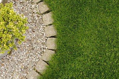 Bahçe Peyzajı: Çakıl Yolu ve Yeşil Çim
