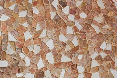 Kırmızı ve Beyaz Düzensiz Taş Mozaik Döşeme