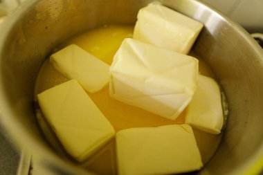 Eriyen Tereyağı Küpleri Pişirmek için Metal Kapta