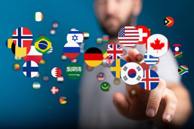 Dünyanın dalgalı bayraklarına dokunan adam, uluslararası konsept