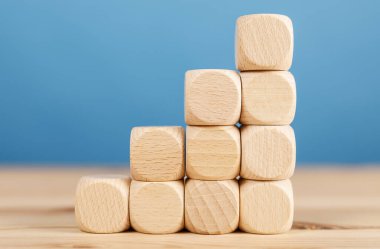 Mavi Arkaplan Karşıtı Tahta Küpler Bir Merdiven Düzenleme