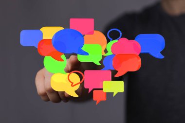 Renkli konuşma baloncukları yüzüyor, iletişim kavramı soyut