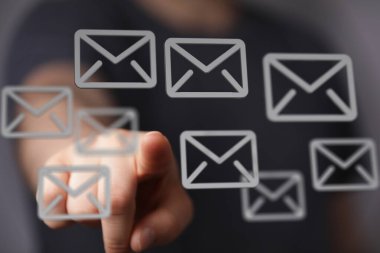 E- posta Simgesini Ekrandan Seçen Kişi