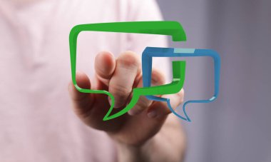 Konuşma baloncukları konseptiyle etkileşen kişi dijital iletişim