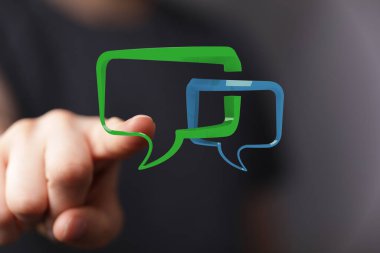 İletişim ve mesajlaşma kavramını gösteren dijital konuşma baloncuklarına dokunmak