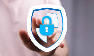 Veri güvenliği ve mahremiyet için dijital güvenlik kalkanını asma kilitle el koruması