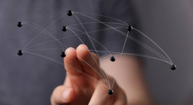 Kişinin eli dijital ağ bağlantılarını, geleceği işaret ediyor