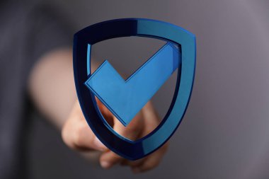 Kontrol işareti, güvenlik, güvenlik ve güvence konsepti ile dijital kalkanlara dokunmak