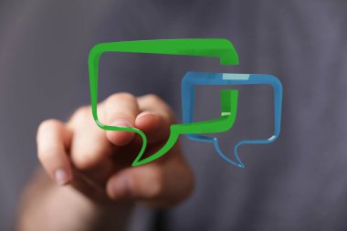 Parmak dokunuşu dijital sohbet baloncukları, sosyal medya kavramı