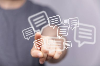 İletişimi temsil eden yüzen konuşma balonu simgeleriyle etkileşim