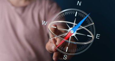 Man 's Hand Touching Compass: Rehber Yön ve Keşif