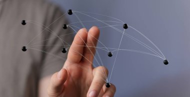 İnsan eli dijital bağlantı ağına dokunuyor