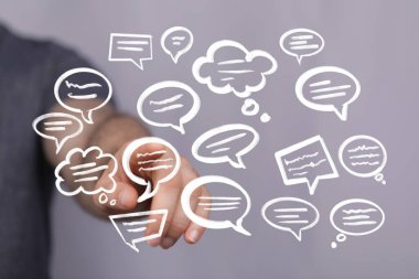 Yüzen Konuşma Baloncuklarına El Gösterimi: İletişim Konsepti