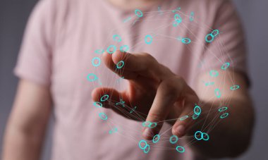 Bağlı ağa dokunan kişi, gelecekçi teknoloji konsepti, dijital dünya.