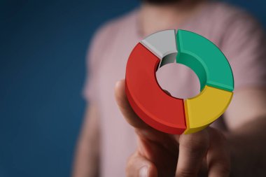 Pazar Analizi ve Büyümesini Temsil Eden 3D Pasta Çizelgesi Tutan Kişi