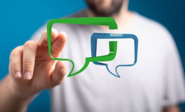 İletişim ve mesajlaşma konseptiyle sohbet baloncuklarına dokunan adam