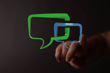 Bağlı konuşma baloncukları, iletişimi, mesaj paylaşımını ve konuşmayı temsil ediyor