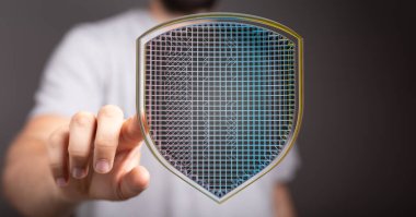 Siber güvenlik kalkanına elle dokunan dijital veri koruması kavramı