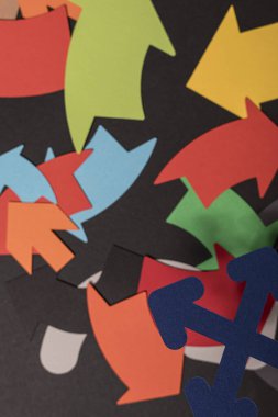 İletişim konsepti için koyu arkaplan üzerine renkli kağıt okları