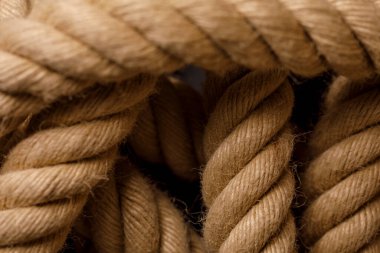 Kalın kahverengi bir ipe yakın çekim, dokuyu ve detayları gösterir.