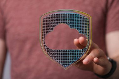 Bulut veri güvenlik kalkanı elinde dijital bulut ağıyla