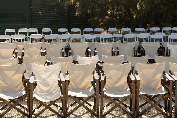 Açık Beyaz Katlanan Sandalyeler Sıraya